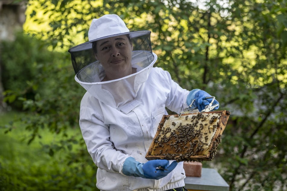 Imkerin Nadine Römer (39) betreut die Schlossbienen und zeigt sie auch Besuchern.