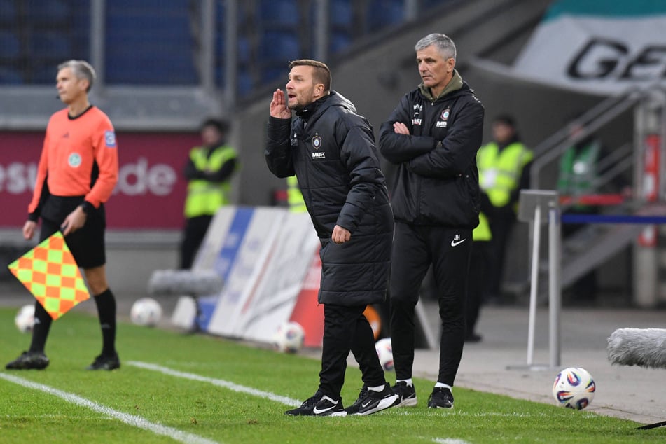 Aues Trainer-Duo beim 0:0 in Duisburg: Co Lars Fuchs (43, l.) gibt Anweisungen, Chef Jens Härtel (56) verfolgt dahinter stehend das Ganze ruhig.