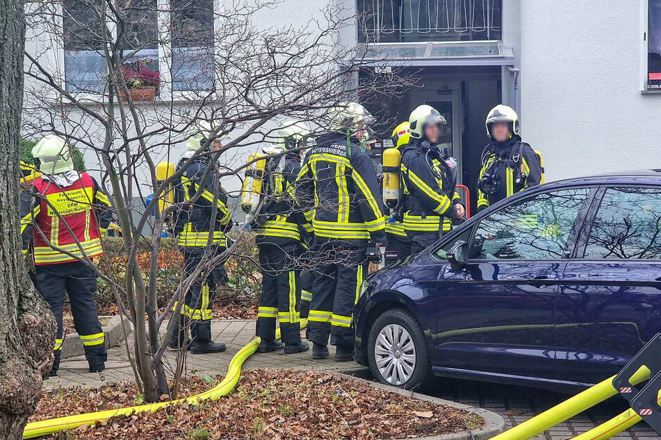 Beim Eintreffen konnten die Kameraden feststellen, dass die Frau (72) bereits von Nachbarn aus ihrer Wohnung gerettet werden konnte. Dann wurde der Brand gelöscht.