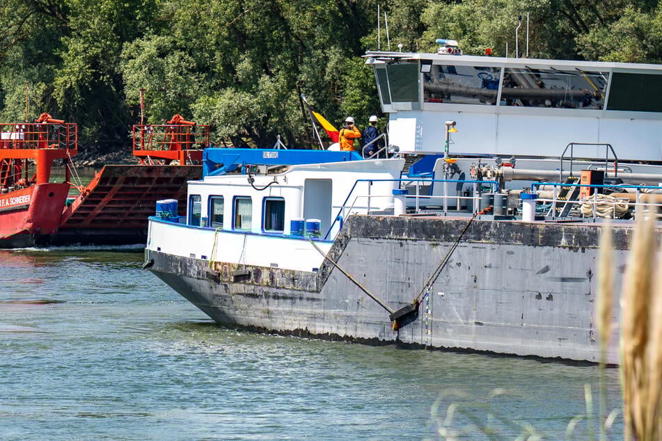 Havarie beim Industriehafen Mainz-Mombach: Der Versuch, ein Tankschiff mit einem Boot der Feuerwehr zu schleppen, schlug fehl.