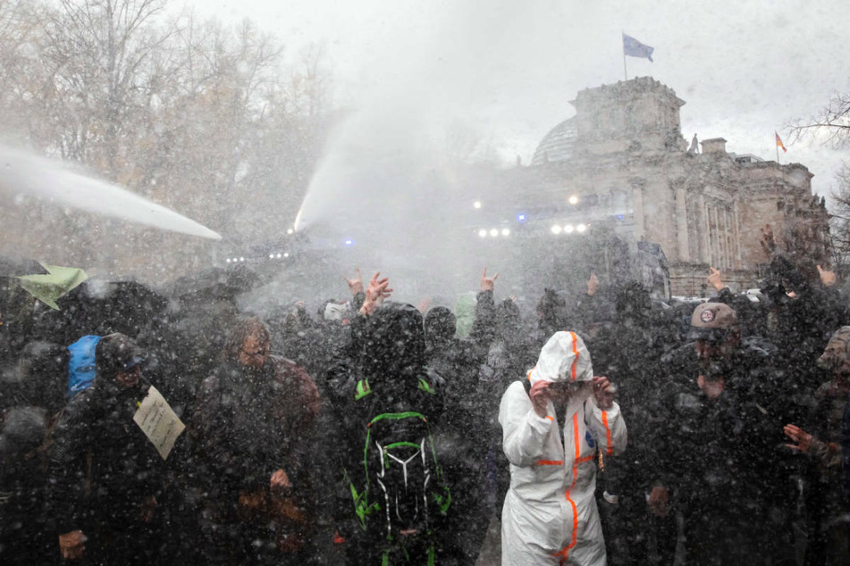 Bei einer Demonstration gegen die Corona-Einschränkungen der Bundesregierung setzte die Polizei am 18. November 2020 unweit des Reichstagsgebäudes Wasserwerfer ein.