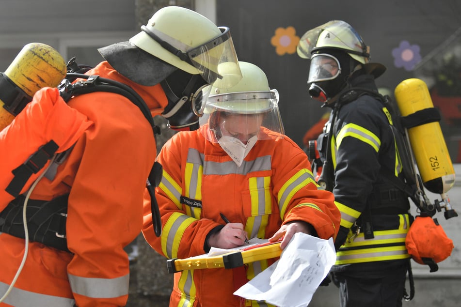 100 Einsatzkräfte der Feuerwehr bekämpften den Brand im Altenheim. Zunächst ging man davon aus, die gesamte Einrichtung räumen zu müssen. (Symbolfoto)