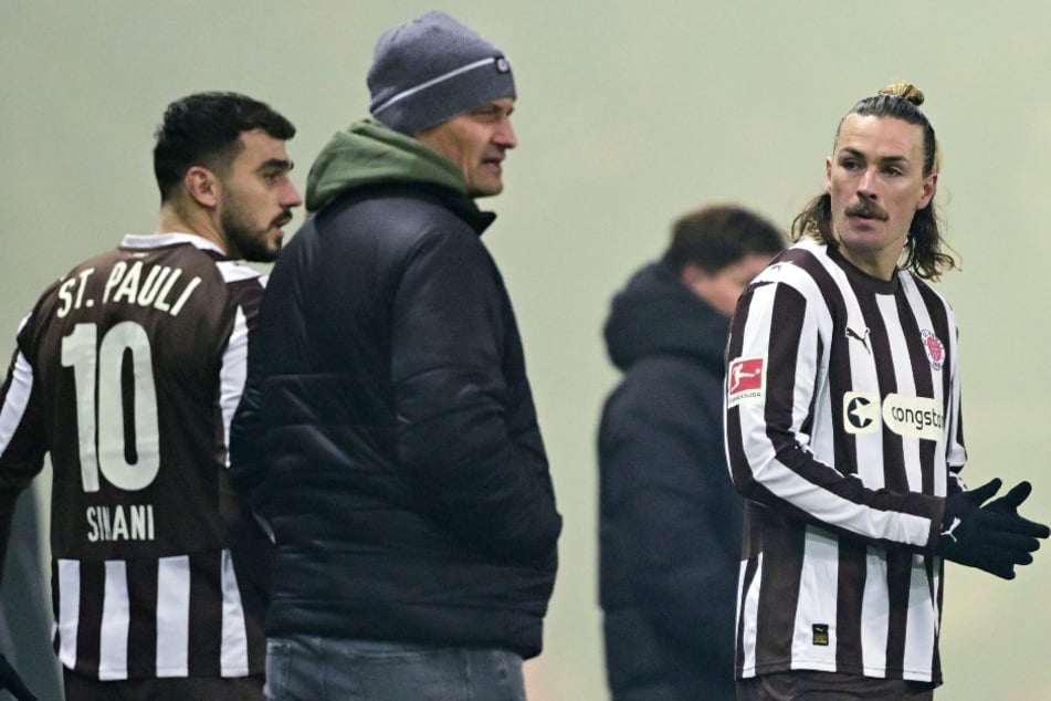 Kapitän Jackson Irvine (r.) wird eingewechselt.