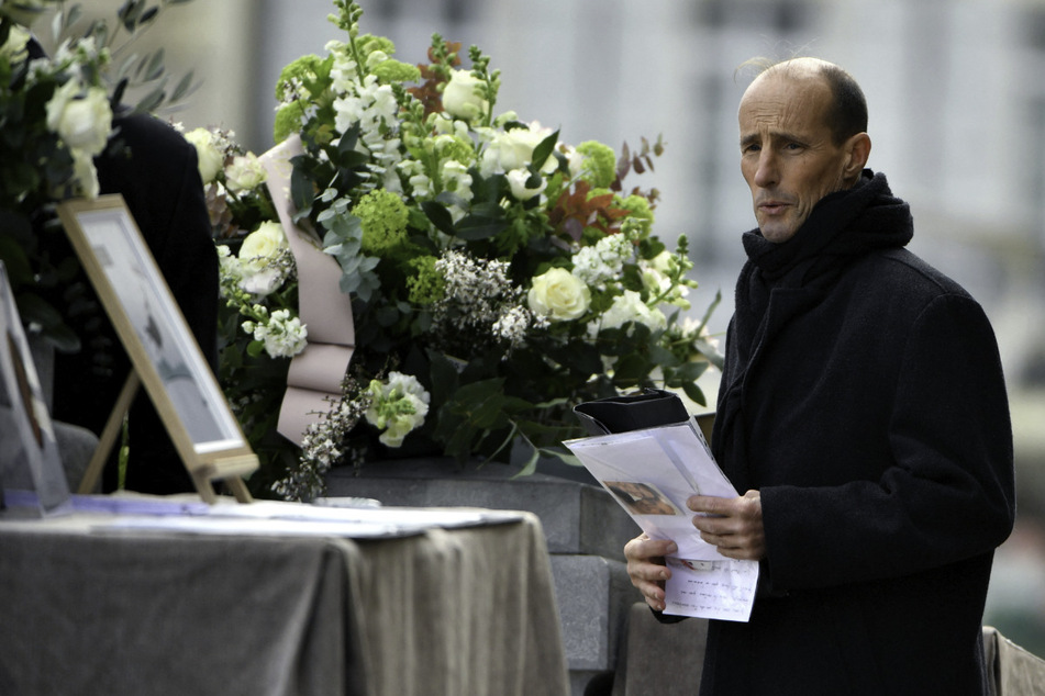 Stephane Voirin nahm während der Trauerfeier in der Kirche Sainte-Eugenie in Biarritz Abschied von seiner Partnerin, die von einem Schüler während des Unterrichts ermordet wurde.