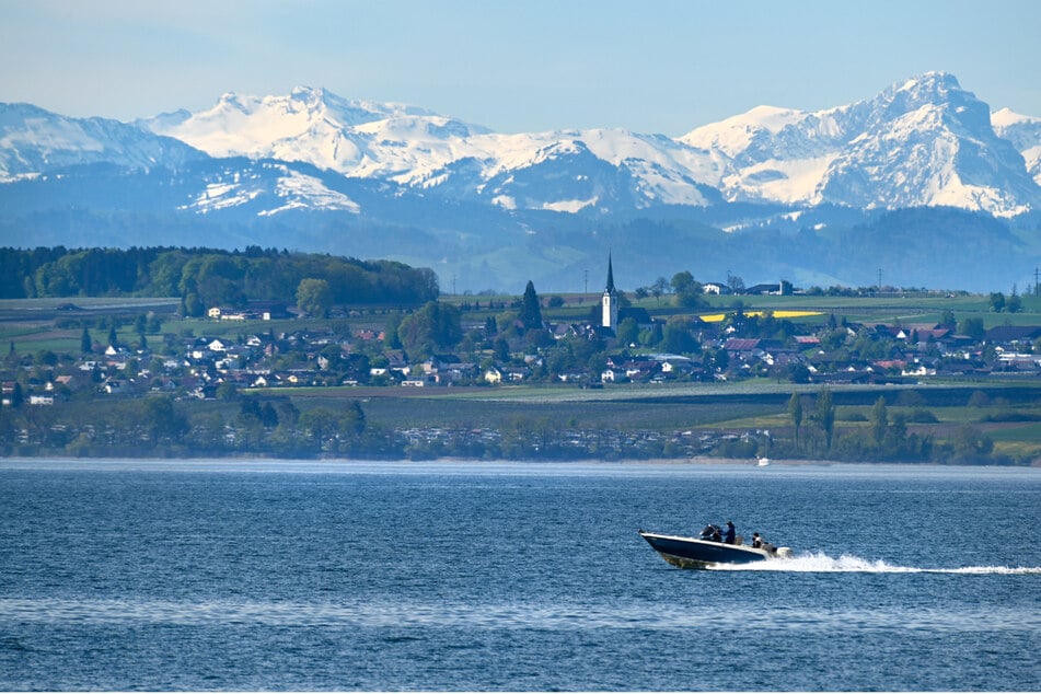Ein Motorboot fährt über den Bodensee. Bei einem Unfall bei Moos im Landkreis Konstanz ist eine Frau von ihrem eigenen Motorboot überfahren und dabei schwer verletzt worden. (Symbolbild)
