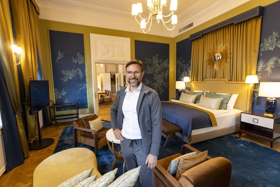 Architekt Jan Tröber (50) in der Royal Suite, dem "Flaggschiff" des Hotels.