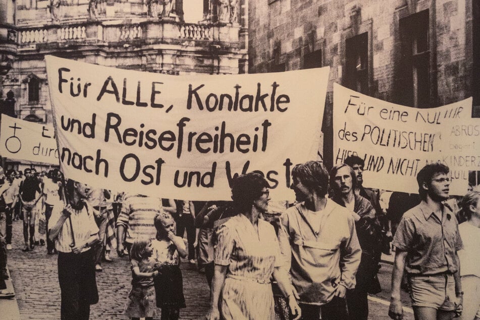 Während das Recht auf Reisen heutzutage für viele selbstverständlich ist, wurde es sich in der Vergangenheit hart erkämpft. So wurde das Bundesurlaubsgesetz erst 1963 eingeführt.