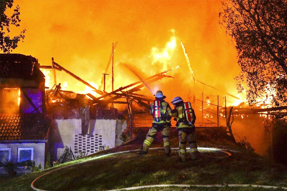 Feuerwehrleute kämpften stundenlang gegen die Flammen im Gasthaus Vogl.