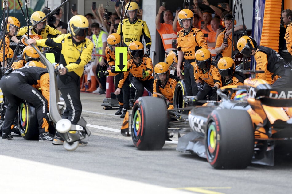 Das Team von McLaren beim Boxenstopp. Red Bull erhebt in São Paulo schwere Vorwürfe gegen den Rennstall.