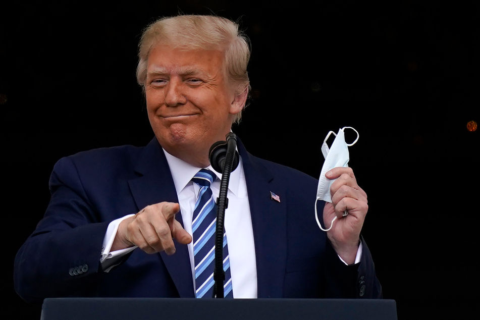 Twitter hat eine Botschaft von US-Präsident Donald Trump zu seiner angeblichen Immunität gegen das Coronavirus mit einer Warnung vor Falschinformationen versehen.