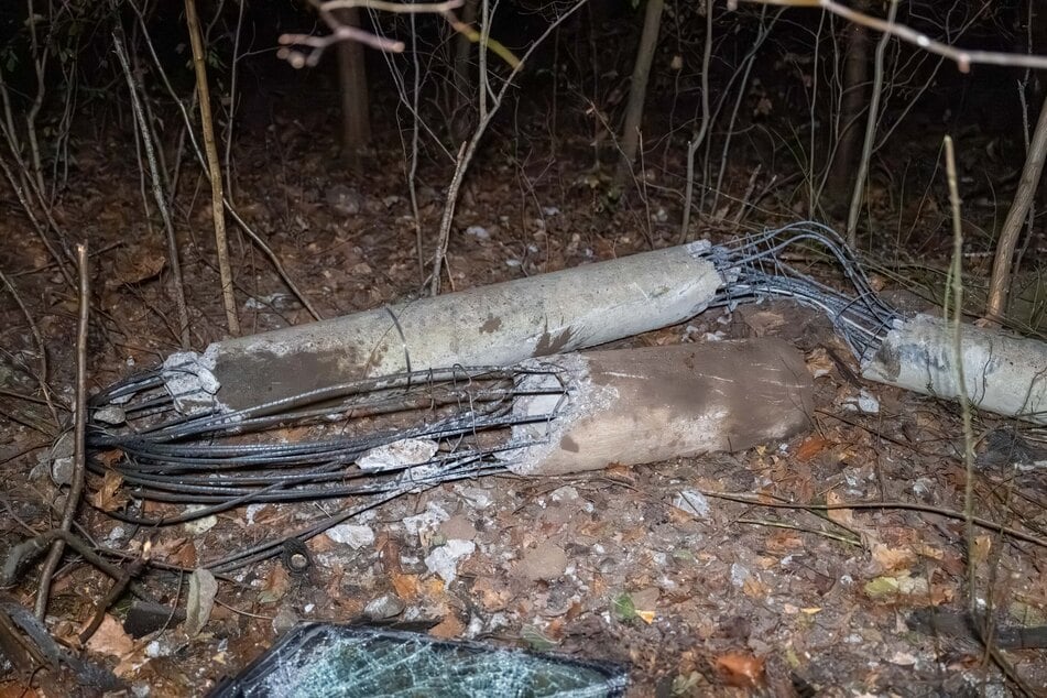 Auch von dem Betonmast war nach dem Crash nicht mehr viel übrig.