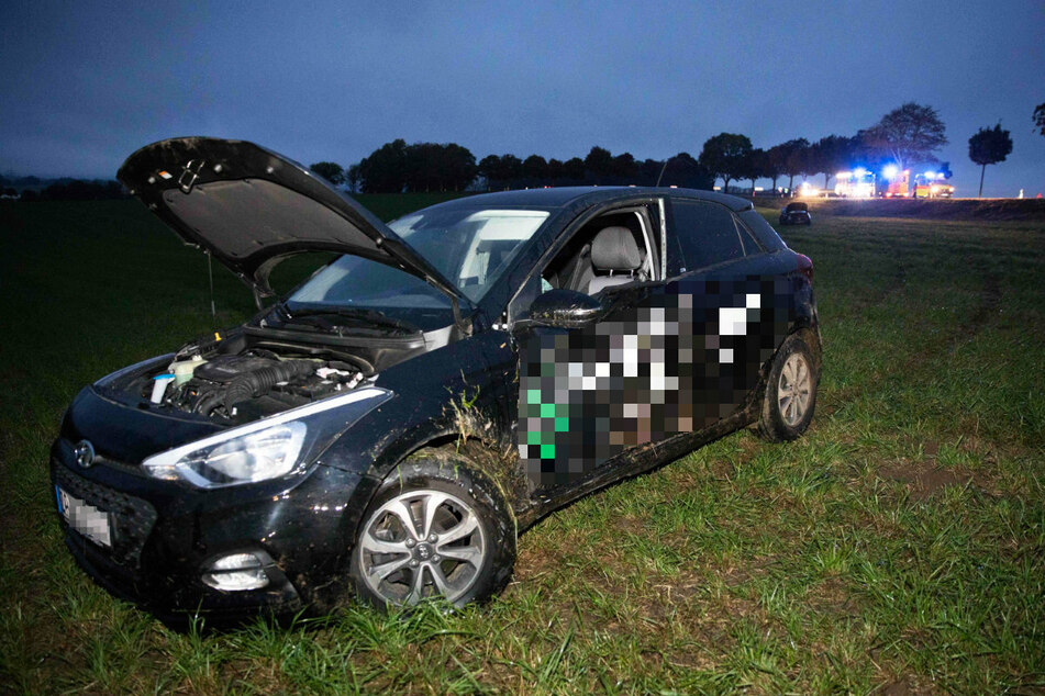 Der Hyundai landete auf dem Feld. Die B173 musste kurzzeitig voll gesperrt werden.