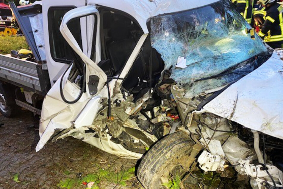Ein Pritschenwagen der Marke Renault wurde bei einem Unfall bei der Eifel-Gemeinde Minden zertrümmert - der Fahrer war betrunken!