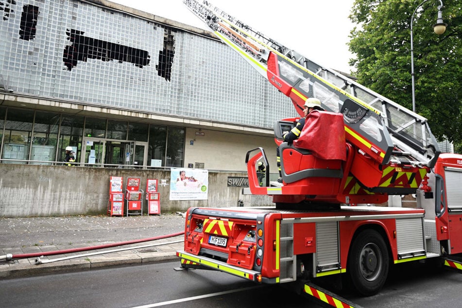 München: Flammen in Münchner Eissportstadion! Feuerwehr im Großeinsatz