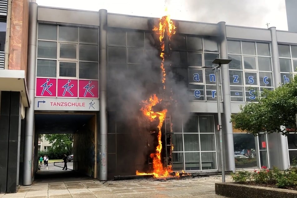 Hell loderten die Flammen an der Fassade der Tanzschule Köhler-Schimmel in der Brückenstraße. Brandursache könnte ein Gasbrenner gewesen sein.