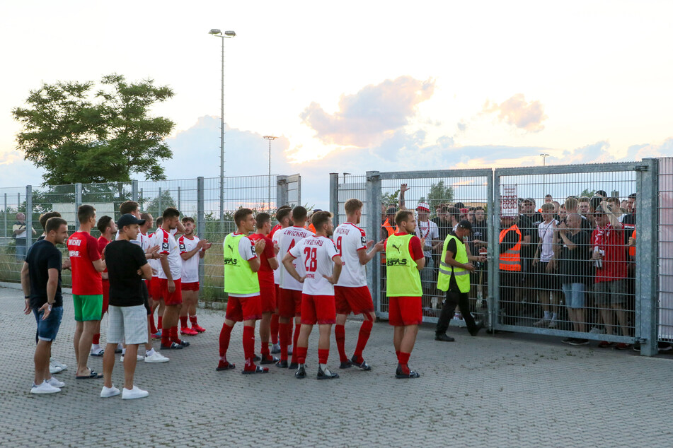 In den vergangenen Wochen und Monaten mussten die Fans vor dem Stadion bleiben. Beim Aktionstag am 28. August dürfen die FSV-Anhänger wieder Stadionluft schnuppern.