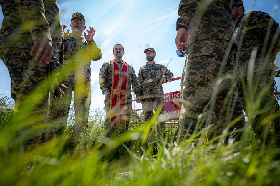 Ukrainische Militärseelsorger unterhalten sich auf dem Übungsplatz, wo ukrainischen Soldaten und Ausbildungspersonal der britischen Armee in der Nähe von Warminster ihre Ausbildung absolvieren.