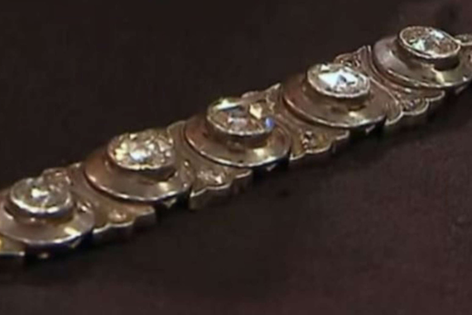 Die fünf großen Diamanten auf dem Armband kommen zusammengerechnet auf einen Wert von 14 Karat.