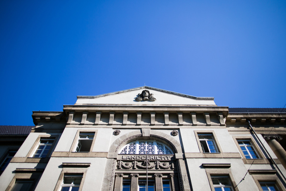 Am Krefelder Landgericht hat am Dienstag der Prozess gegen den 37-Jährigen begonnen.