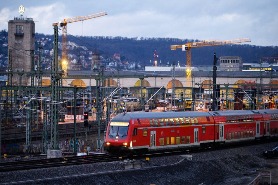 Ein Mann hat versucht, am Hauptbahnhof in Stuttgart eine Bahn-Mitarbeiterin auf die Gleise zu schubsen.
