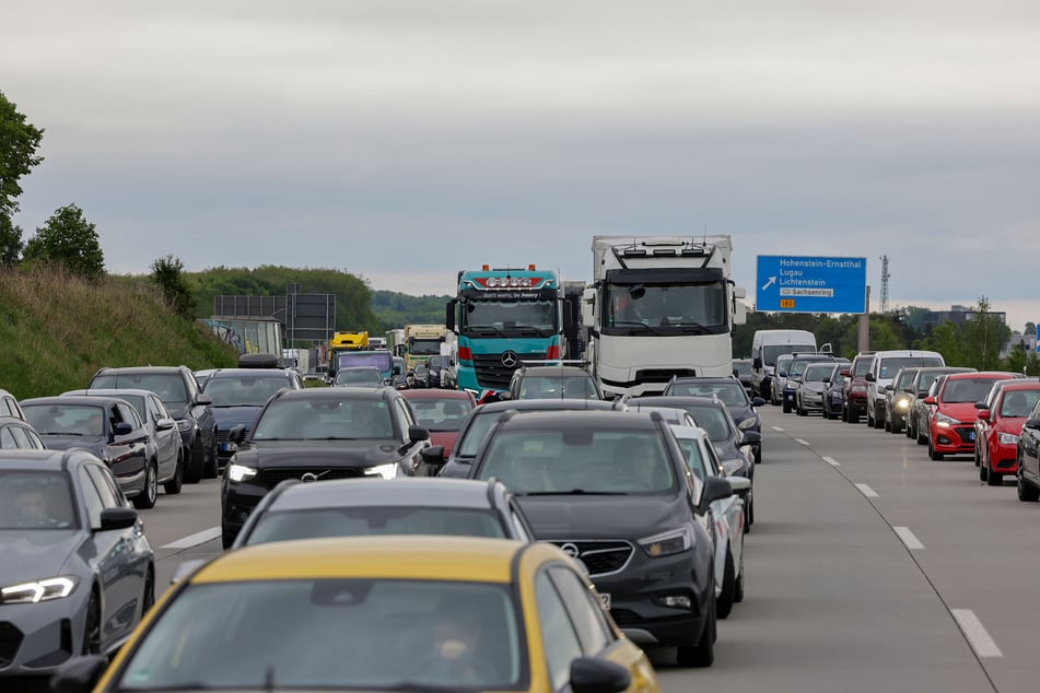 Es bildete sich ein Stau, nachdem die Autobahn mehr als eine Stunde gesperrt worden war.