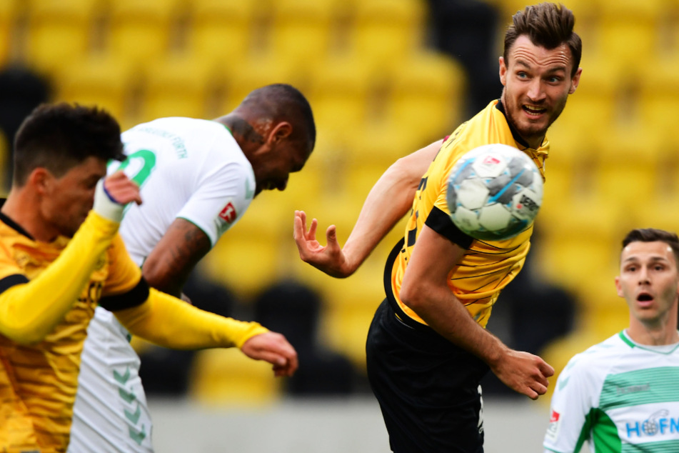 Dynamo-Kapitän Florian Ballas (2. v. r.) ärgerte sich über den nicht gegebenen Elfmeter.