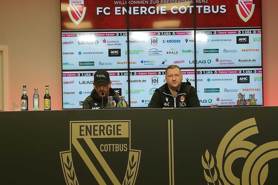 Auf der Pressekonferenz vor dem Spitzenspiel ließ sich Wollitz (l.) naturgemäß nicht in die Karten gucken.