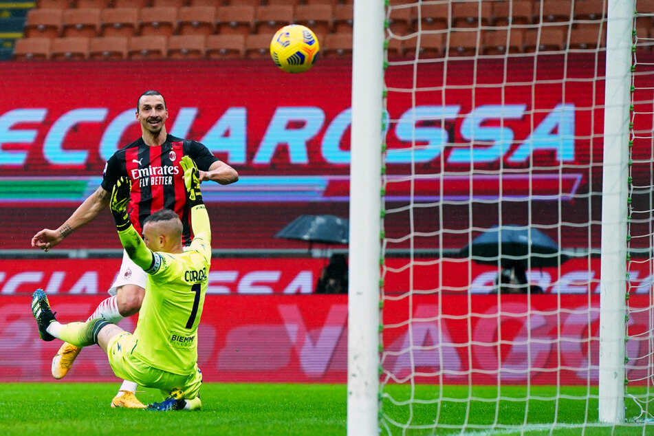 Was für eine Marke! Zlatan Ibrahimovic (39, hinten) erzielt das 1:0 für Milan gegen Crotone - und seinen 500. Pflichtspiel-Treffer auf Vereinsebene!