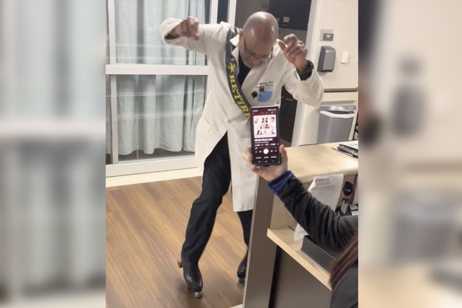 Kollegen des Mediziners filmten seine Tanzeinlage auf Rollschuhen.