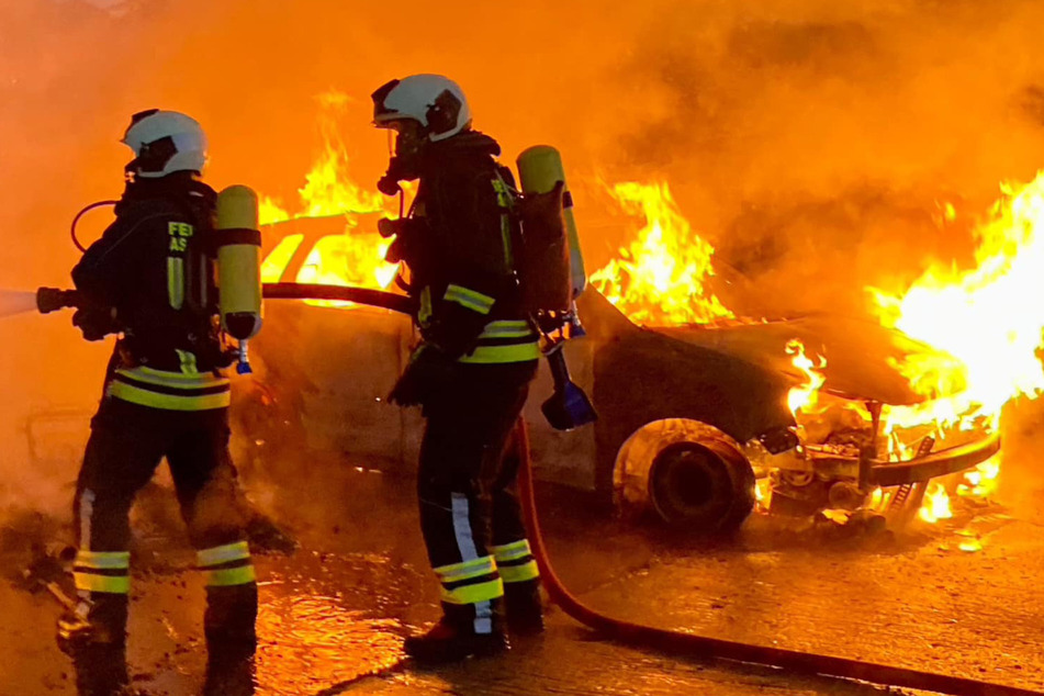 Autos brennen in Aschersleben: Polizei ermittelt wegen Brandstiftung