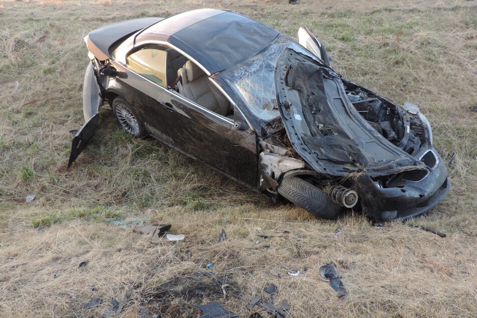 Unfall A14: Ausfahrt-Crash an der A14: BMW überschlägt sich, Fahrer schwer verletzt