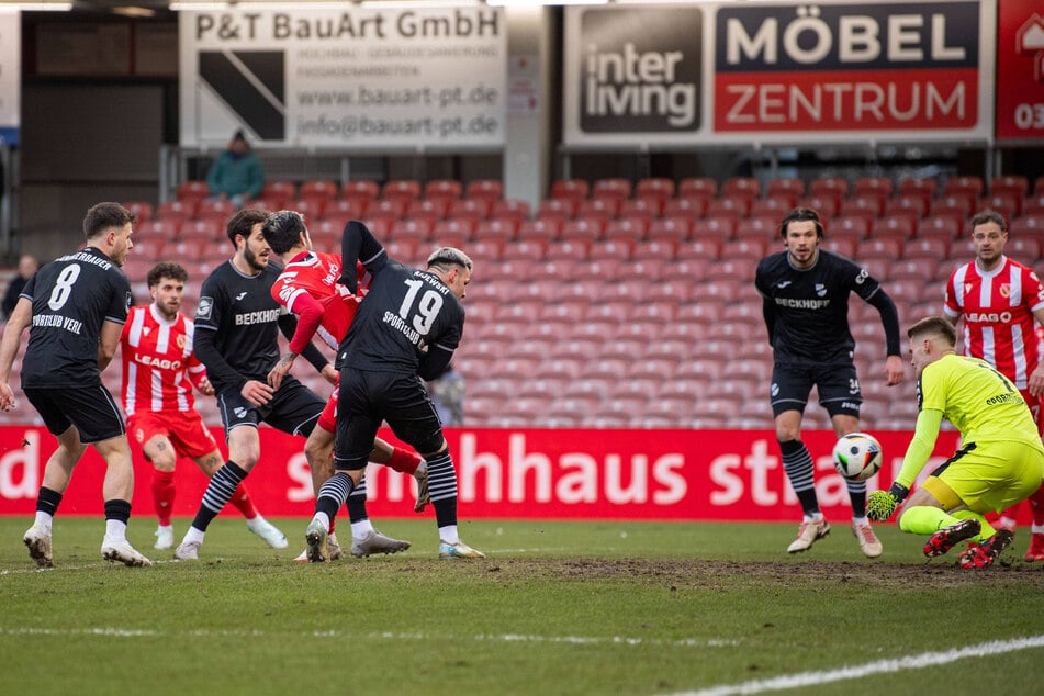 Lucas Copado (4.v.l.) vergab in der ersten Hälfte zwei dicke Chancen. Hier die erste mit der Hacke.