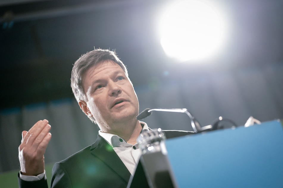 Robert Habeck (51), Bundesvorsitzender von Bündnis 90/Die Grünen, gibt nach der Gremiumssitzung seiner Partei in der Heinrich-Böll-Stiftung eine Pressekonferenz.