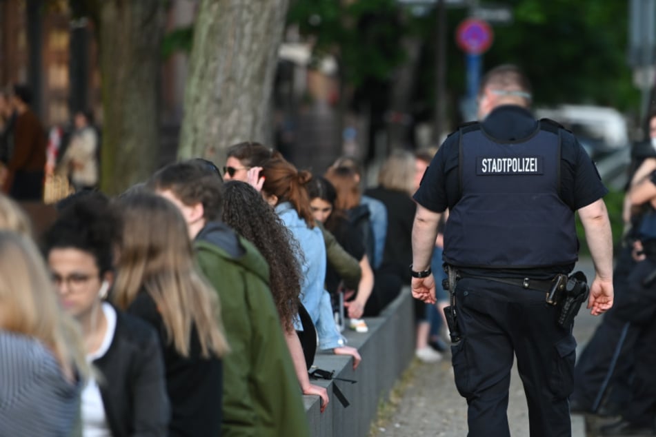 Das Trio hatte zudem Handfesseln und zwei Schreckschusspistolen dabei (Symbolfoto).