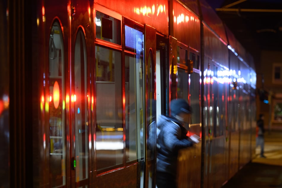 Mann zündet in Straßenbahn die Haare einer 26-Jährigen an: Polizei sucht Zeugen!