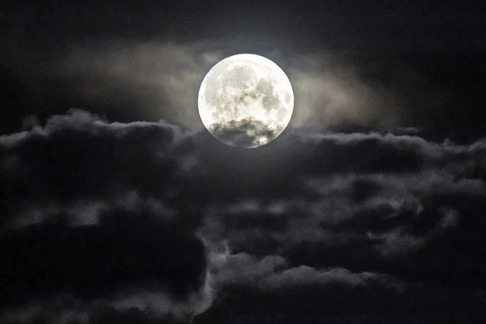 Der Name "Erbeermond" bedeutet nicht unbedingt, dass der Mond rot ist, obwohl er bei Auf- und Untergang eine rötliche Farbe aufweist. (Archivbild)