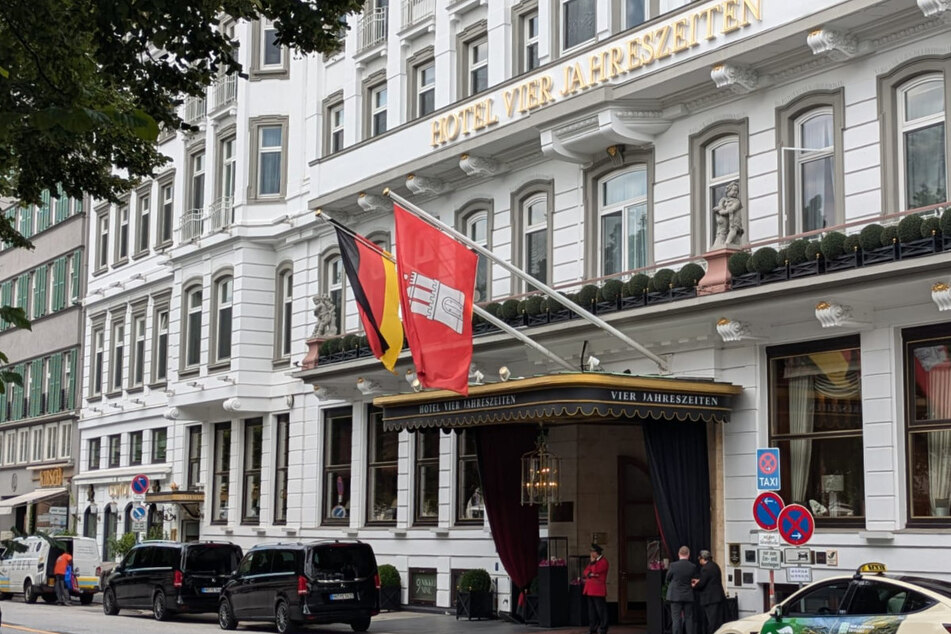 Taylor Swift und ihre Crew sollen sich im Vier Jahreszeiten Hotel an der Alster eingemietet haben.