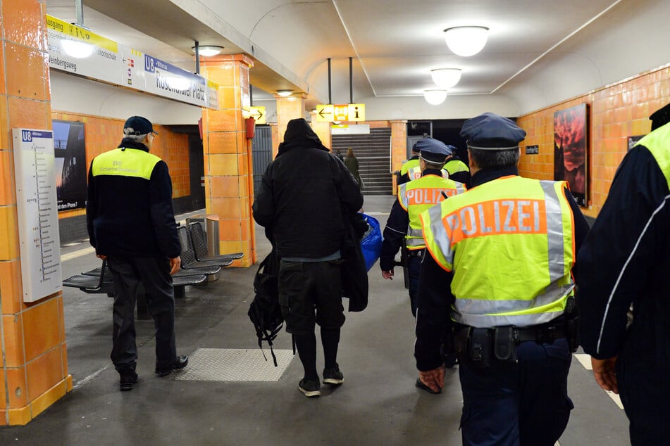 Polizei und BVG-Wachleute haben alle Hände voll zu tun. (Archivbild)