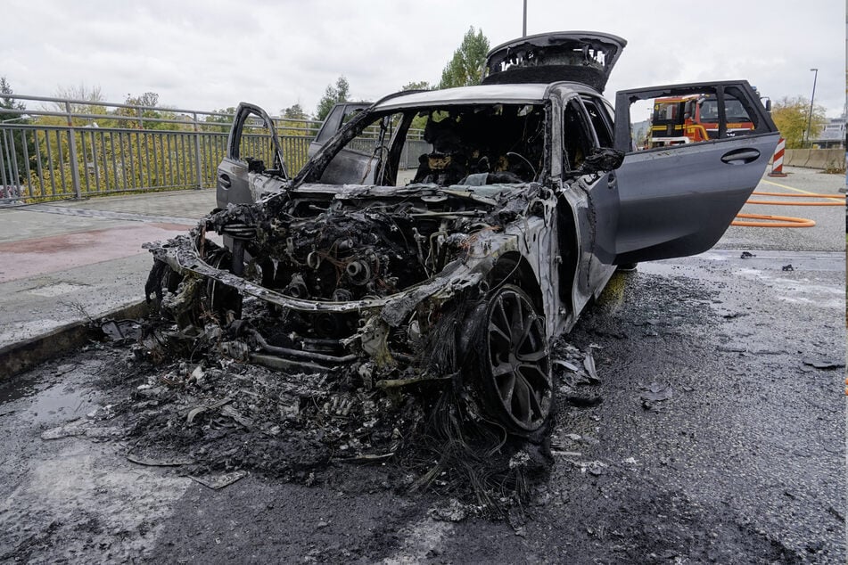 Bei dem Auto handelt es sich mutmaßlich um einen BMW des Modells 318i.