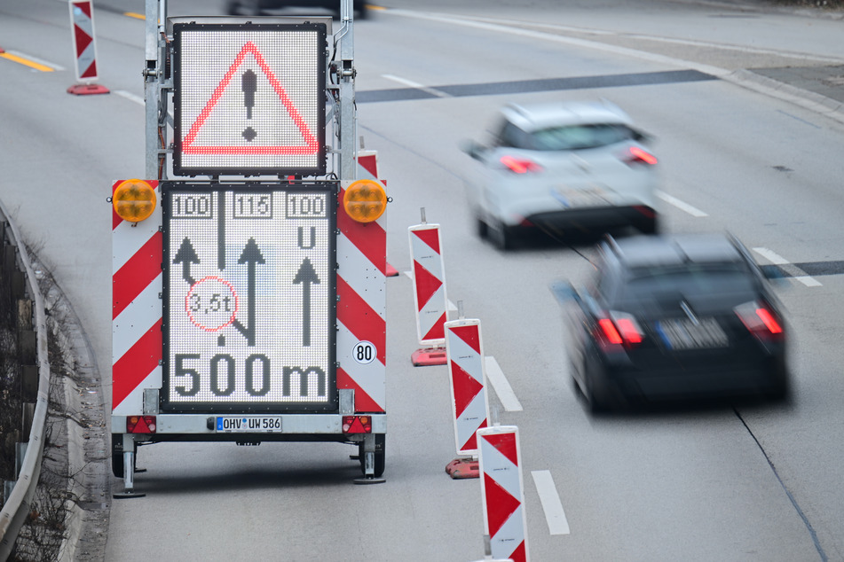 Autofahrer können den Umleitungen auf der A4 folgen. (Symbolfoto)