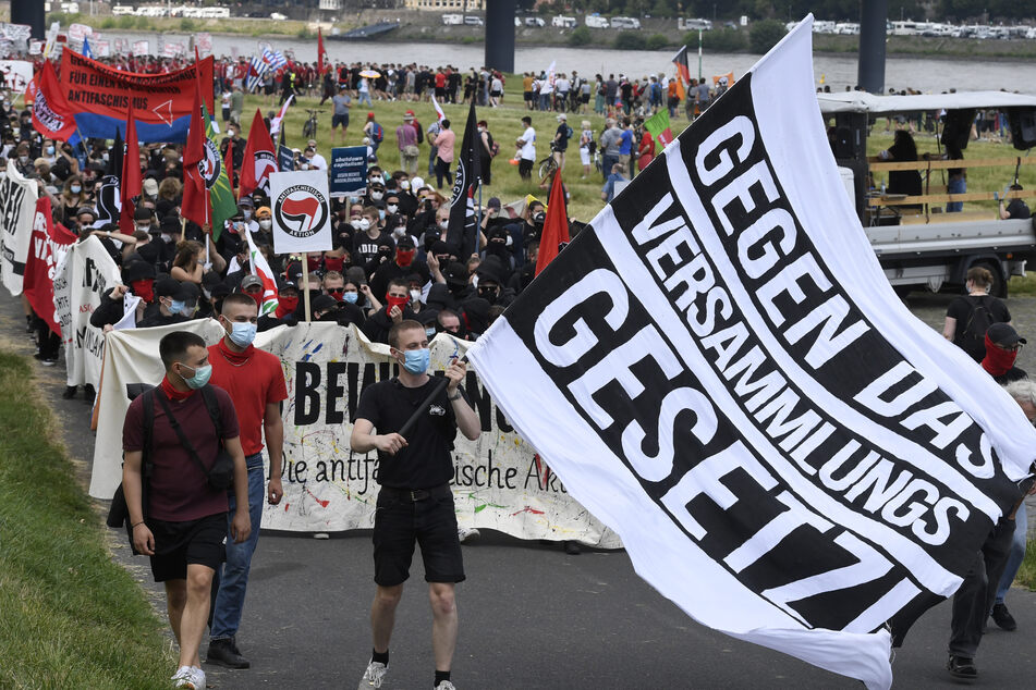 Mehrere Tausend Demonstranten nahmen am Wochenende an einem Protestzug gegen das geplante Versammlungsgesetz für Nordrhein-Westfalen in Düsseldorf teil.