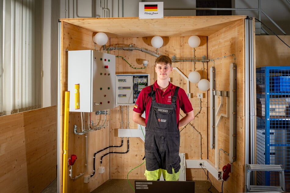 Azubi Moritz Gersch (19) steht vor seiner Hausinstallation, möchte in Lyon eine Medaille abräumen.