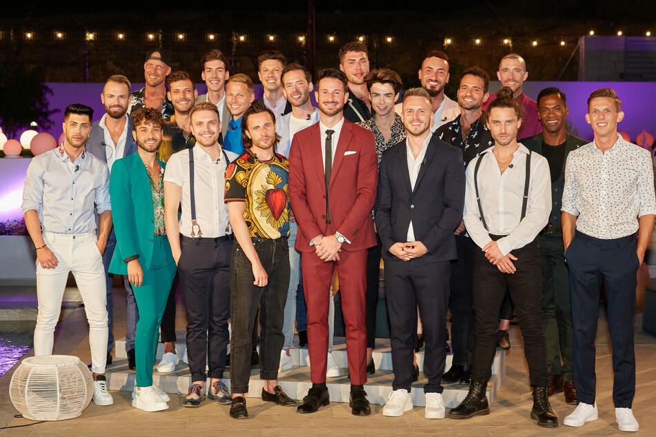 Diese 20 Single-Männer wollen Gay-Bachelor Alexander Schäfer (vorn, Mitte) haben.