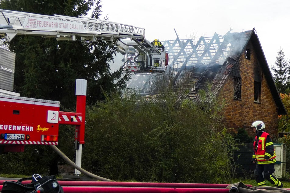 Einfamilienhaus in Flammen – Schwerverletzter kommt mit Hubschrauber ins Krankenhaus