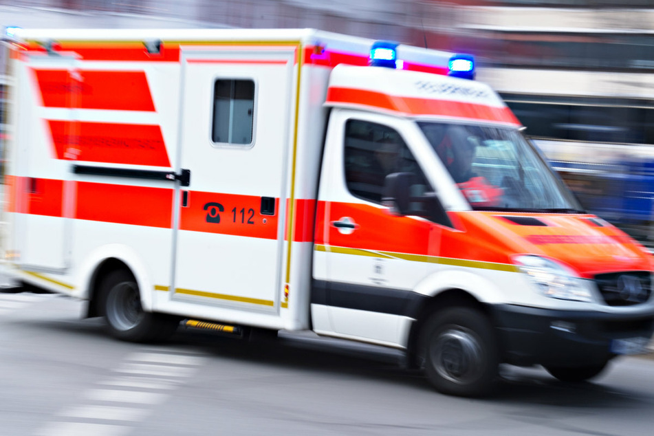 Die Rettungskräfte mussten die Münchnerin nach dem folgenschweren Unfall am U-Bahnhof Candidplatz in ein Krankenhaus bringen. (Symbolbild)