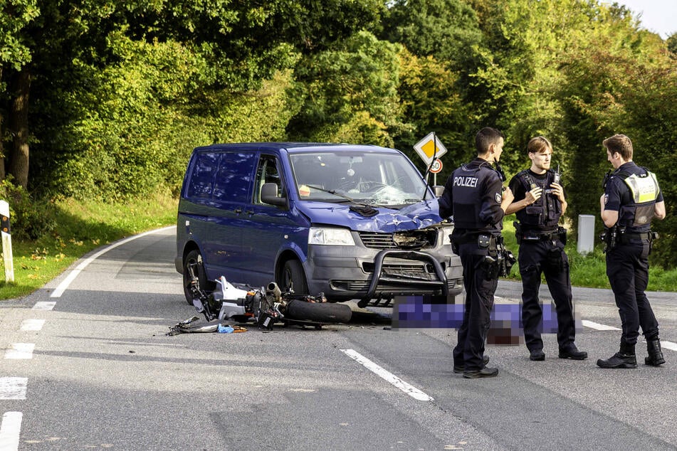 Am Sonntag kollidierten ein Motorrad und ein VW in Schleswig-Holstein.