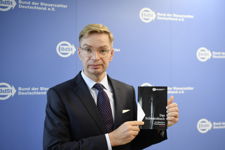 Reiner Holznagel, Präsident vom Bund der Steuerzahler Deutschland (BdSt), präsentiert das 51. Schwarzbuch "Die öffentliche Verschwendung 2023/24".