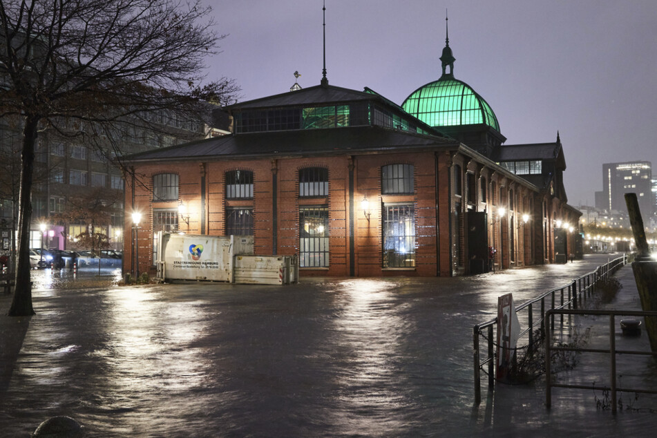Hamburg: Sturmflut setzt Hamburger Fischmarkt unter Wasser