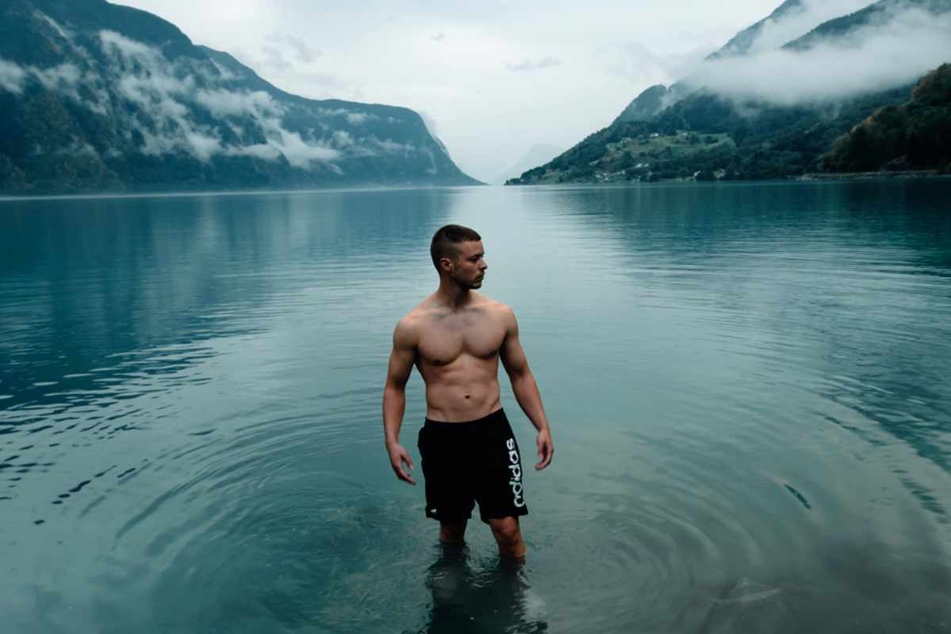Abenteurer Lukas aus Chemnitz liebt es, in eiskalten Seen zu schwimmen.