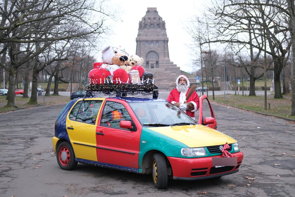 Sein Auto sorgt auch bei vielen Passanten für Freude.